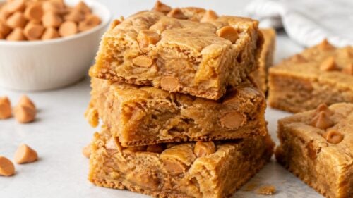 Chewy, fudgy butterscotch blondies with crackly tops and gooey centers — no mixer needed! Easy, dreamy, and ready in no time. 🍯