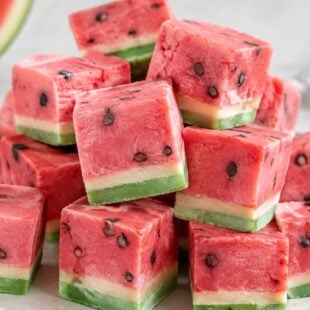 This easy watermelon fudge recipe needs just 2 ingredients, no candy thermometer, and looks so cute! Perfect no-bake summer treat. 🍉