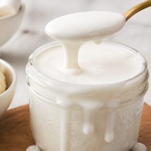 Homemade marshmallow sauce for ice cream is creamy, dreamy & SO easy to make! Just 3 ingredients for the most ah-mazing sundae topping ever! 🍦
