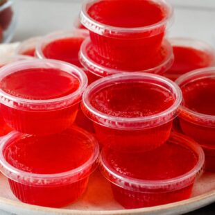 These non alcoholic jello shots made with sparkling cider are SO fun & family-friendly! Perfect for any party. Everyone will go absolutely wild! 🎉