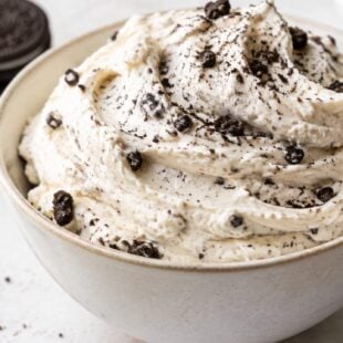 This oreo butter icing is fluffy, creamy, and packed with cookie crumbs! So easy to make and ah-mazing on literally everything. 🖤