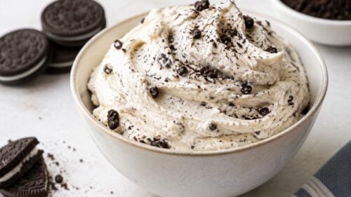 This oreo butter icing is fluffy, creamy, and packed with cookie crumbs! So easy to make and ah-mazing on literally everything. 🖤