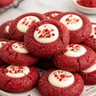 These red velvet thumbprint cookies are dangerously delicious — chewy, creamy, and totally festive! You absolutely have to make these! 🍪❤️