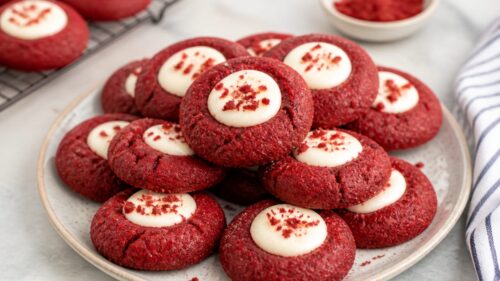 These red velvet thumbprint cookies are dangerously delicious — chewy, creamy, and totally festive! You absolutely have to make these! 🍪❤️