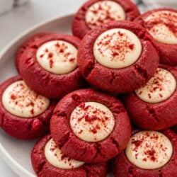 These red velvet thumbprint cookies are dangerously delicious — chewy, creamy, and totally festive! You absolutely have to make these! 🍪❤️