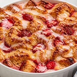 Strawberry shortcake bread pudding is the dreamy summer dessert mashup you never knew you needed — and it's SO easy to make! 🍓