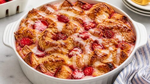 Strawberry shortcake bread pudding is the dreamy summer dessert mashup you never knew you needed — and it's SO easy to make! 🍓