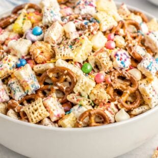 This birthday cake remix snack mix is sweet, crunchy, sprinkle-loaded, and SO easy to make — your new favorite party treat! 🎉