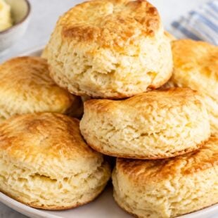 This bisquick biscuit recipe makes fluffy, buttery biscuits in minutes! So easy, so delicious — you have to make these ASAP. 🧈